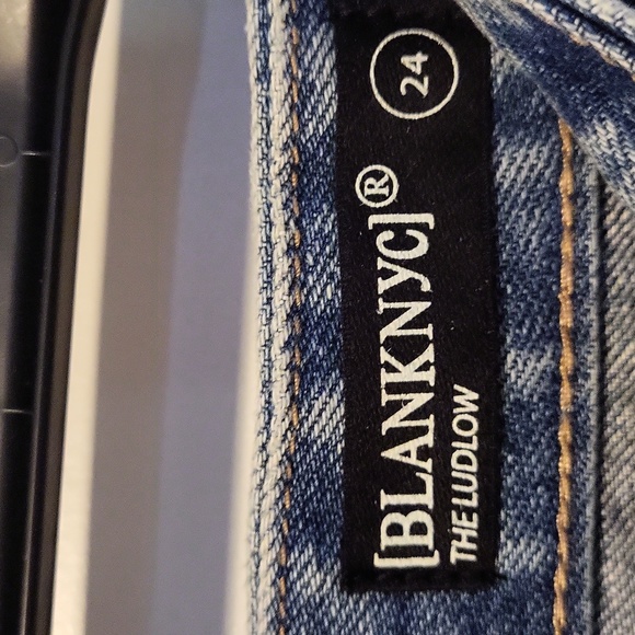 Blank NYC Snake Star Patch Crop Jean's 24 NWT - Picture 15 of 15